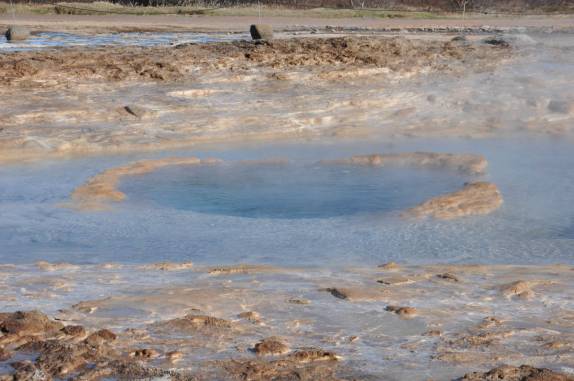 O Strokkur 'descansa' entre duas erupções, em Geysir, na Islândia